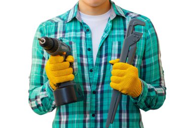 Tamirci anahtarı elinde bir tornavida ile.