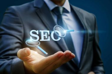 SEO mavi bir arka plan üzerinde gösterilen işadamı.