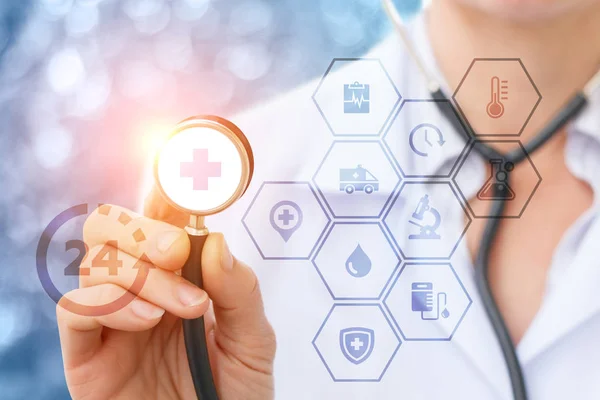 Doktor hasta saat yardım ediyor.