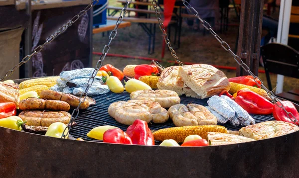 Grillad korv med vegetabiliska över glöden . — Stockfoto