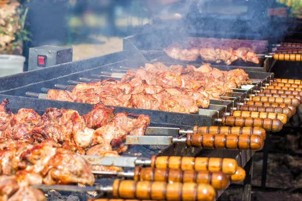 Előkészíti a húst a parazsat Bbq grill . — Stock Fotó