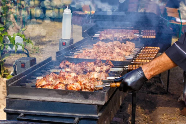 Shashlik kockar laga på en grill över träkol. — Stockfoto