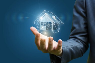 Emlakçı bir model ev tutan .