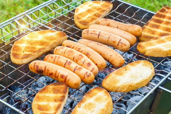 Salsichas de pão churrasqueira  . — Fotografia de Stock