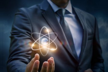 Bir atom gösterilen işadamı .