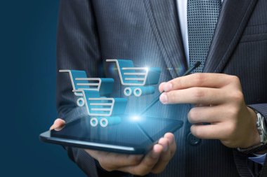 Tablet üzerinde işadamı bir satın alma işlemi yaptığı. .