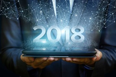 İşadamı tablet 2018 numaralarını gösterir.