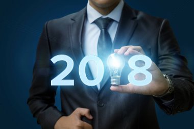 2018 fikirler kavramları ampul tutan işadamı el ile.