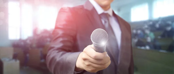 Homme d'affaires avec microphones à la main  . — Photo