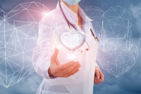 Kardiolog pokazuje serce z mechanizmem . — Zdjęcie stockowe