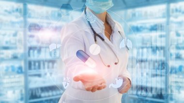 Doktor hap ve tablet gösterir .