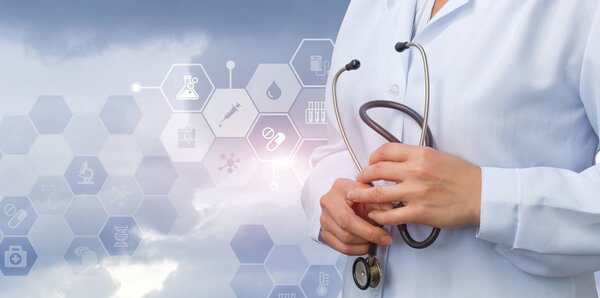 Доктор со стетоскопом в руках ждет
.