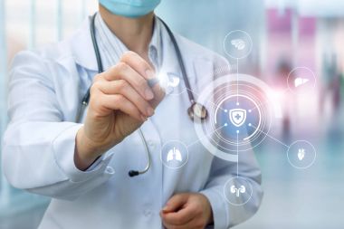 Doktor bir kişinin iç organları korumak için bir yapı çizer .