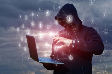 Hacker bir dizüstü bilgisayar ağından içine delves .