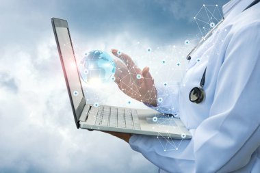 Küresel sağlık ağlarda dizüstü bilgisayar üzerinde çalışan doktor .