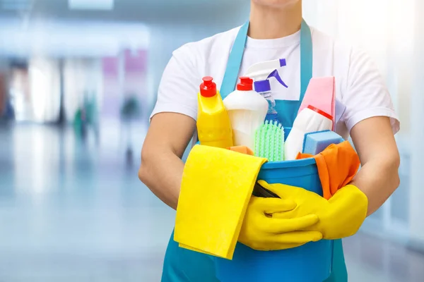 Reiniger met een emmer en schoonmakers . — Stockfoto