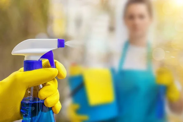 Arbetstagare utföra rengöring med rengöringsmedel. — Stockfoto
