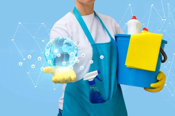 Putzfrau zeigt ein Netzwerk von Reinigungsfirmen . — Stockfoto