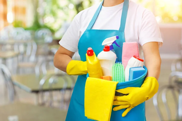 Limpador com produtos de limpeza na mão  . — Fotografia de Stock