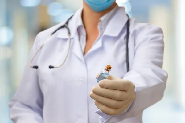 El médico muestra en la mano el tubo de la medicina  . — Foto de Stock