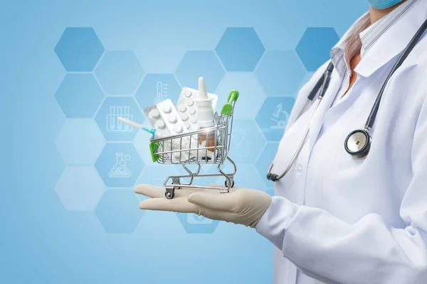 Farmacéutico muestra el carrito de la compra con medicamentos . —  Fotos de Stock