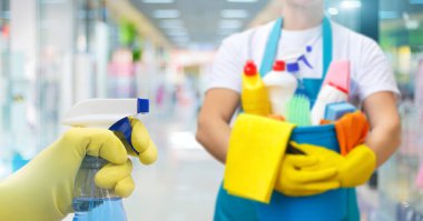 El bulanık arka planda temiz.