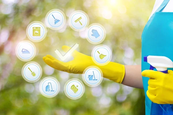 Cleaner in her hand shows the icon of the performed clean. — Stock Photo, Image