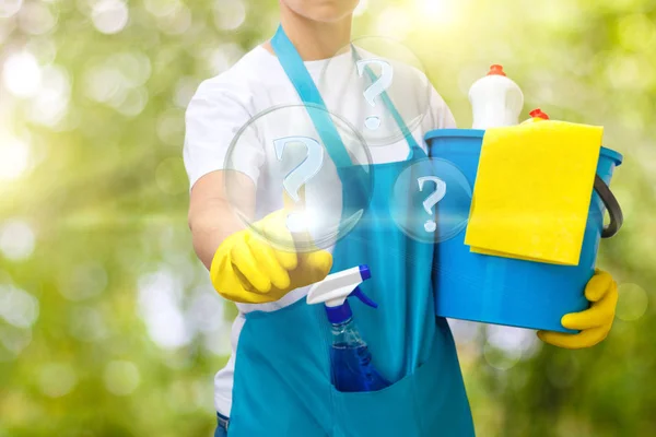 Schoonmaakster duwt de knop met een vraagteken. — Stockfoto