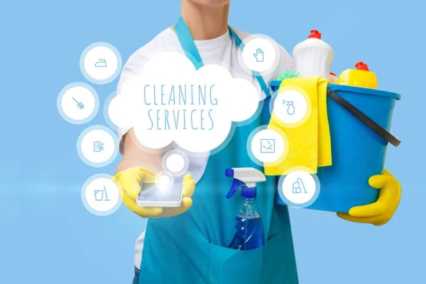 Lady mostrando os serviços de limpeza de aplicativos móveis . — Fotografia de Stock