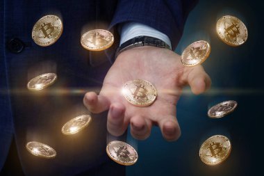 İşadamı bitcoin tutuyor .