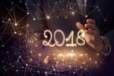 İşadamı 2018 yılında bir tablet üzerinde yazıt gösterir.