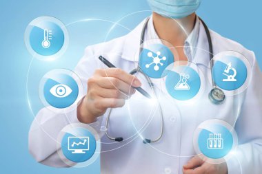 Doktor hastanın bir yapı çalışma çizer .