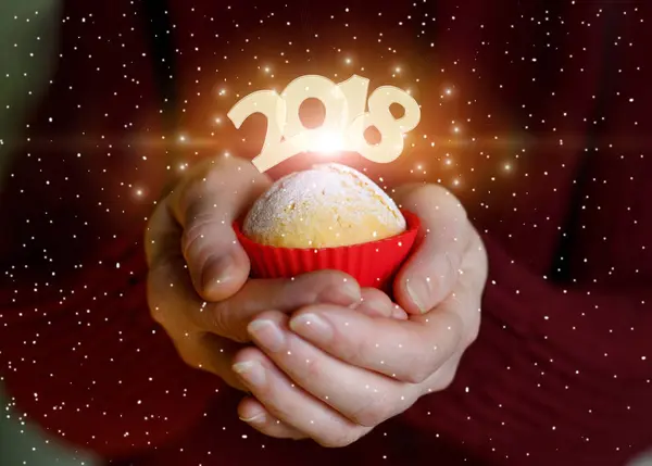 Cupcake na mão com os números 2018 . — Fotografia de Stock