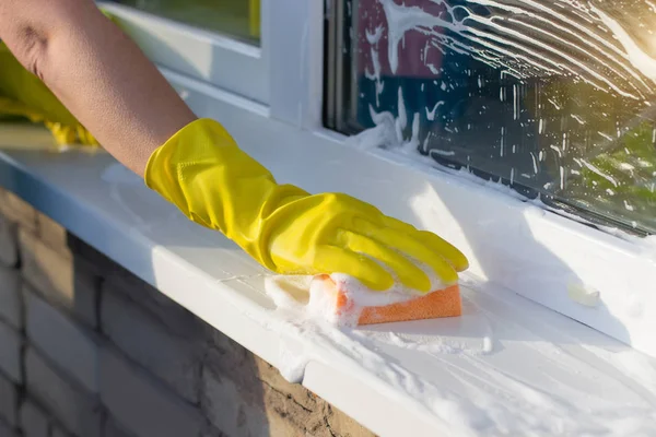 Süpürge dışında bir pencere pervazına yıkar .