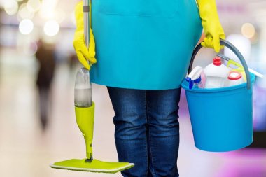 Bir işçi bir paspas ve kova ile .