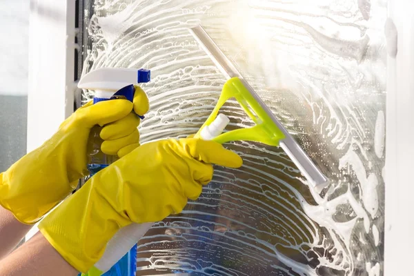 Limpiador con raspador y spray lava la ventana . — Foto de Stock