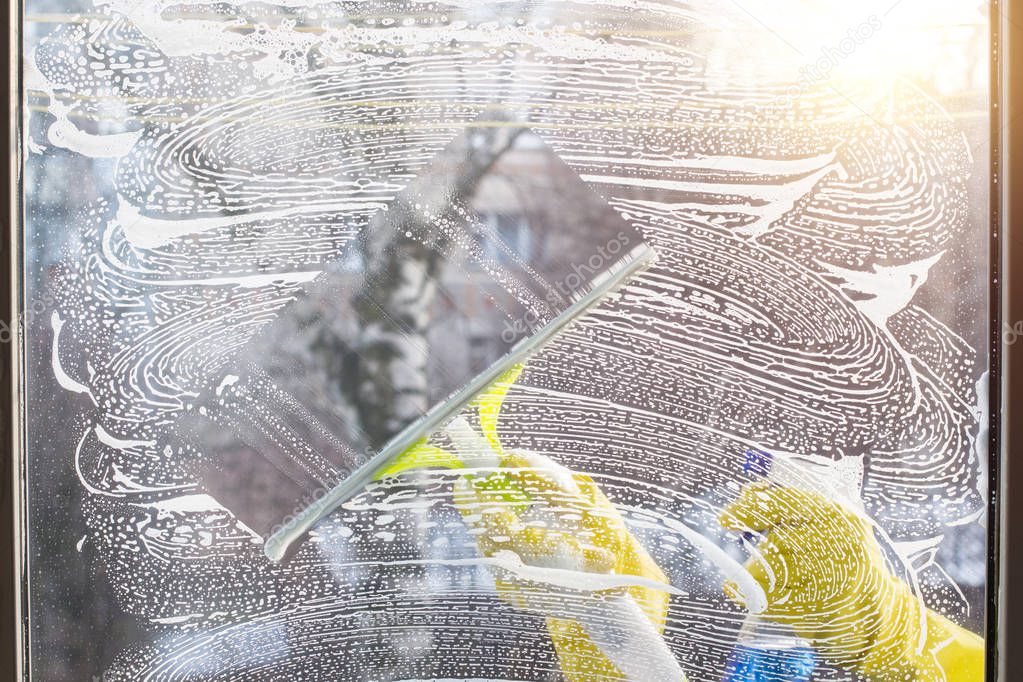 Cleaner cleans glass scraper.