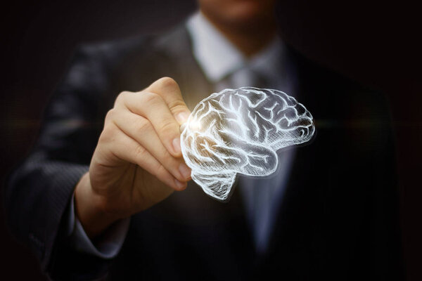 Бизнесмен рисует мозг
 .