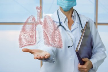 Doktor insan akciğerleri gösterir .