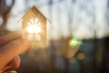 Güneş ışınlarının eliyle evde.