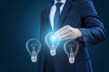 İşadamı çizilmiş bir lambası ışıklar.