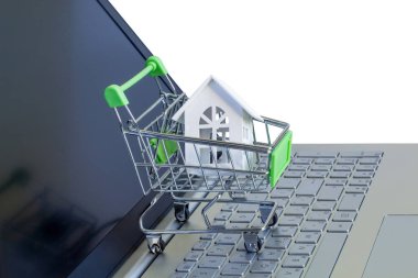 Laptop klavye üzerinde alışveriş arabası evde.