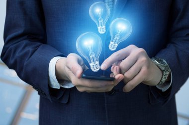 İşadamı ile hareket eden ve ışıklar lambalar.