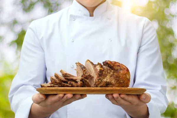 Masak menunjukkan daging cincang  . — Stok Foto