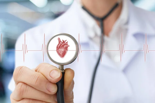 Doctor el cardiólogo escucha al corazón . — Foto de Stock