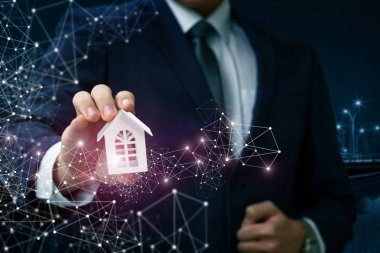 Bir işadamı bir evin bir model gösterir .