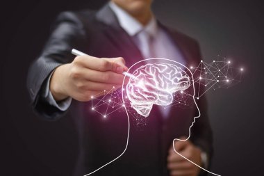 İşadamı bir beyin çizer.