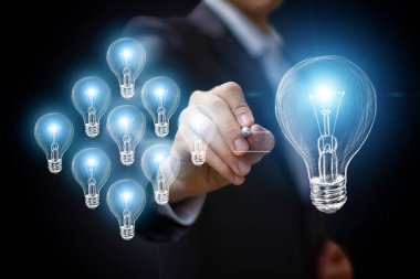 İşadamı bir ampul çizer.