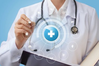 Doktor tıbbi bakım yapısını çizer .