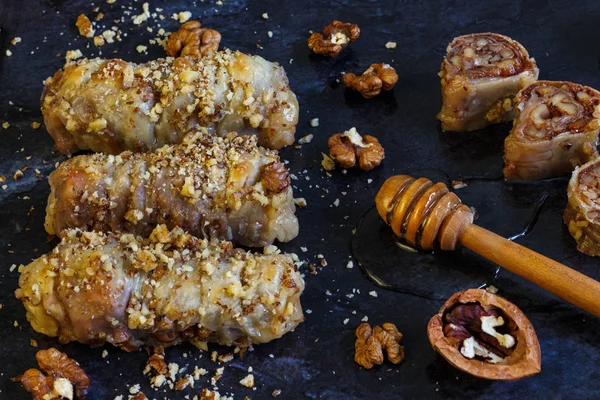 Baklava с медом и орехами  . — стоковое фото